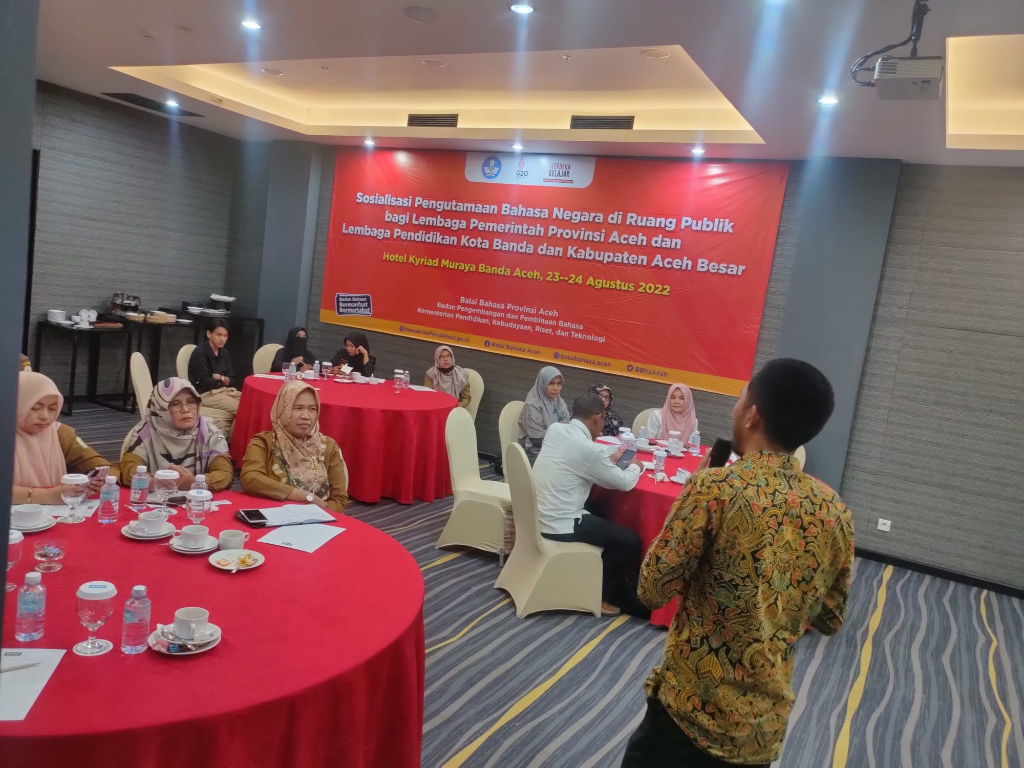 Suasana Acara Sosialisasi Pengutamaan Bahasa Negara di Ruang Publik di Hotel Kyriad Muraya
