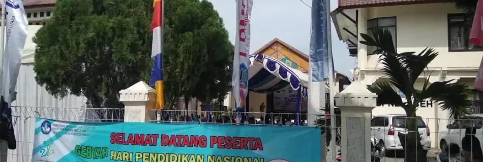 Spanduk Gebyar Hardiknas 2019 sedang dipajang