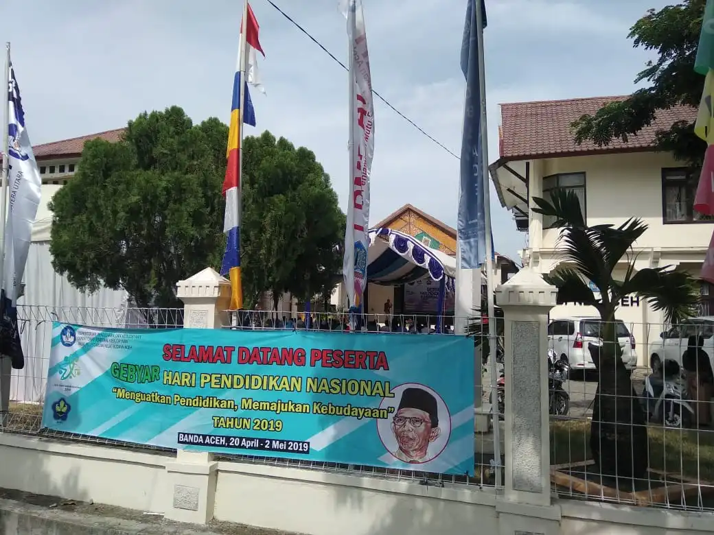 Spanduk Gebyar Hardiknas 2019 sedang dipajang