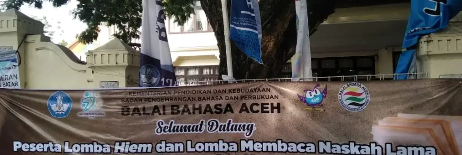 Spanduk Lomba Hiem dan Naskah Lama dipajang