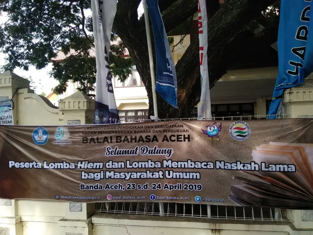 Spanduk Lomba Hiem dan Naskah Lama dipajang