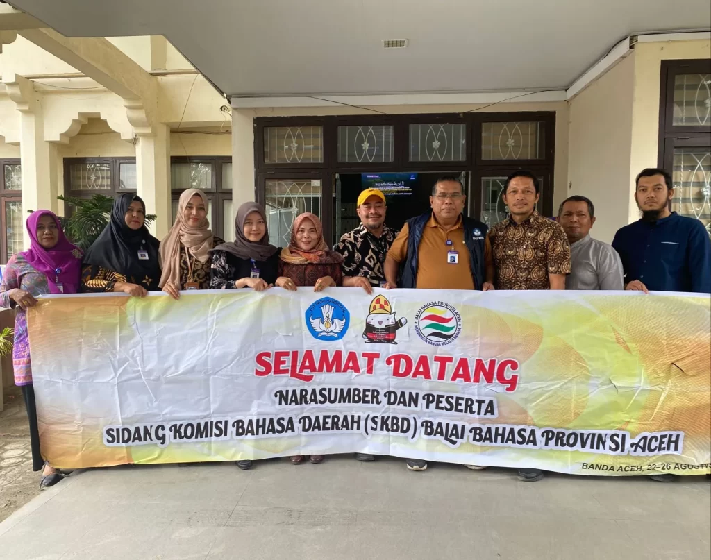 Peserta dan Panitia SKBD 2022 memegang spanduk SKBD 2022