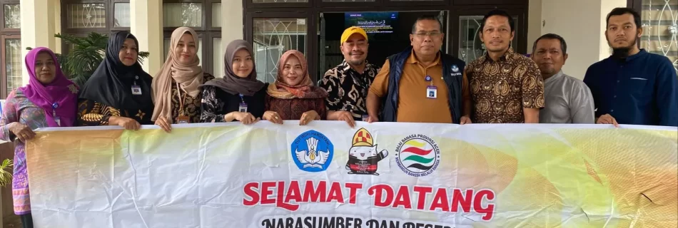 Peserta dan Panitia SKBD 2022 memegang spanduk SKBD 2022
