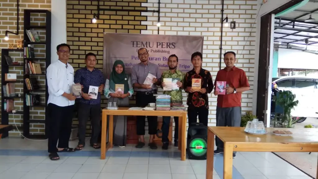 Sulaiman Tripa bersama tamu dan insan pers foto bersama