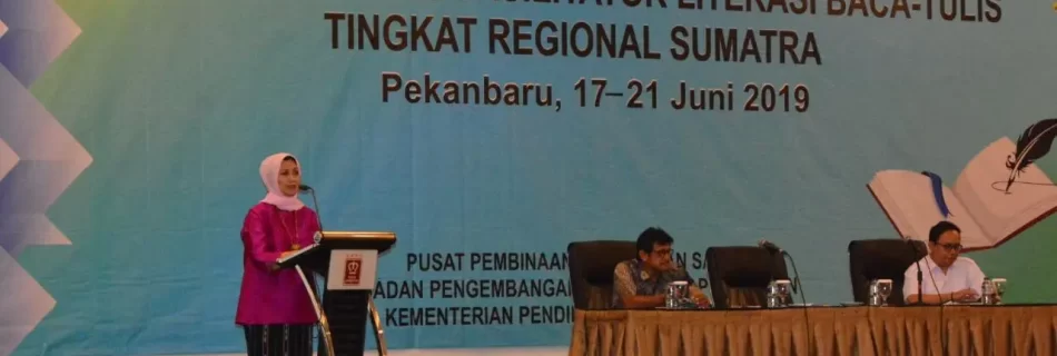 Dr. Tengku Syarfina, M.Hum. menyampaikan sambutan sekaligus membuka acara