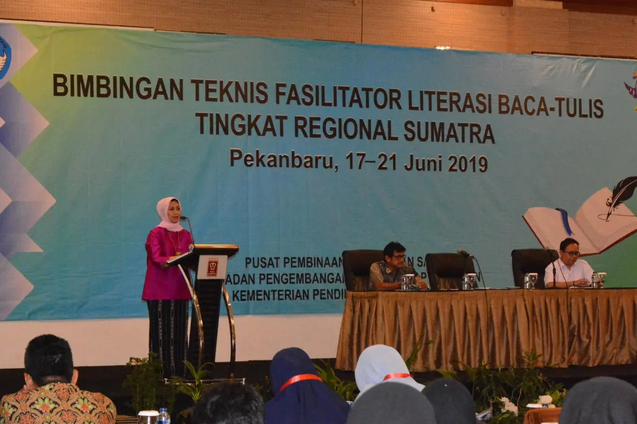 Dr. Tengku Syarfina, M.Hum. menyampaikan sambutan sekaligus membuka acara