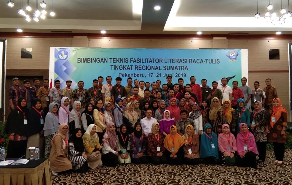 Foto bersama narasumber dan peserta bimtek