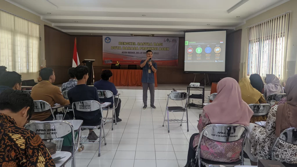 Pak Adnan sedang menyampaikan materi