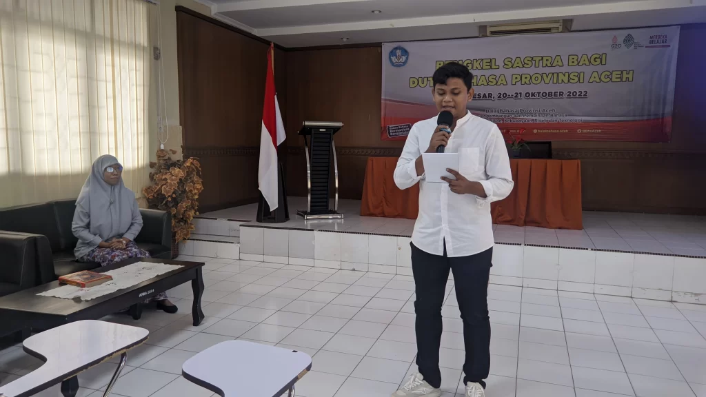 Peserta sedang membacakan karya fiksi kilatnya