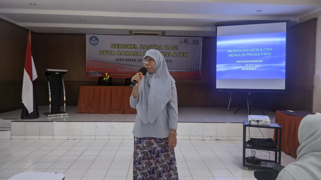 Bu Nurhaida sedang menyampaikan materi