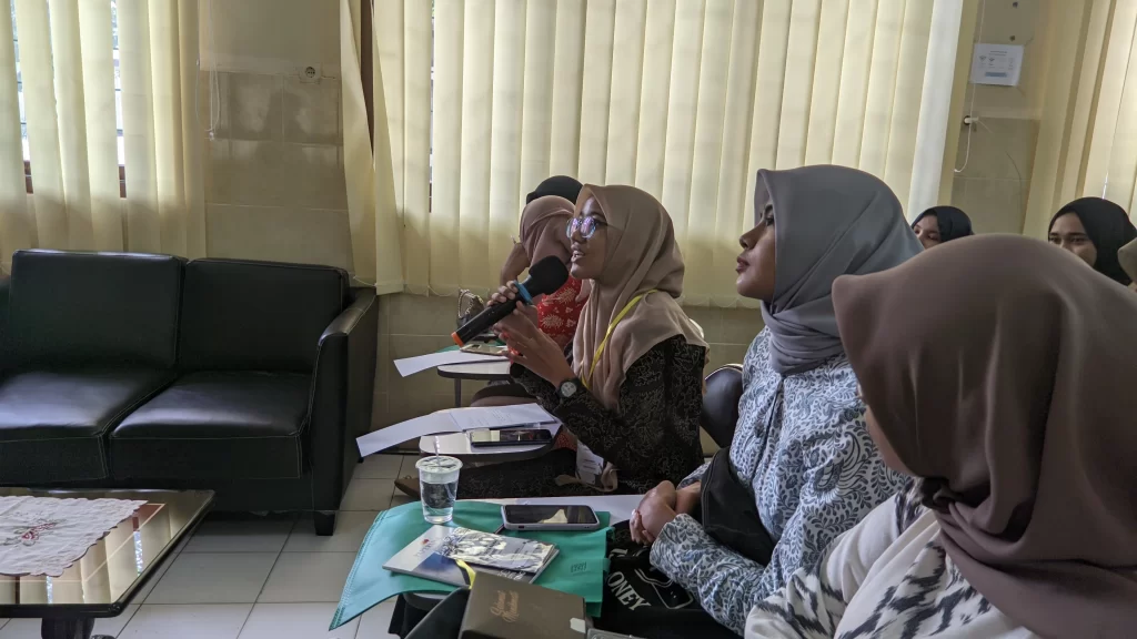 Peserta sedang bertanya kepada narasumber