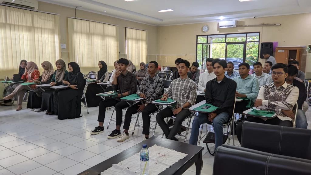 Duta Bahasa Provinsi Aceh sedang mengikuti bengkel sastra