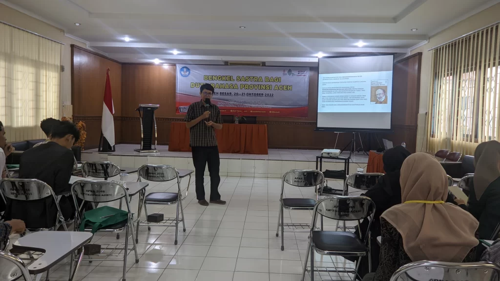 Pak Riki menyampaikan materi