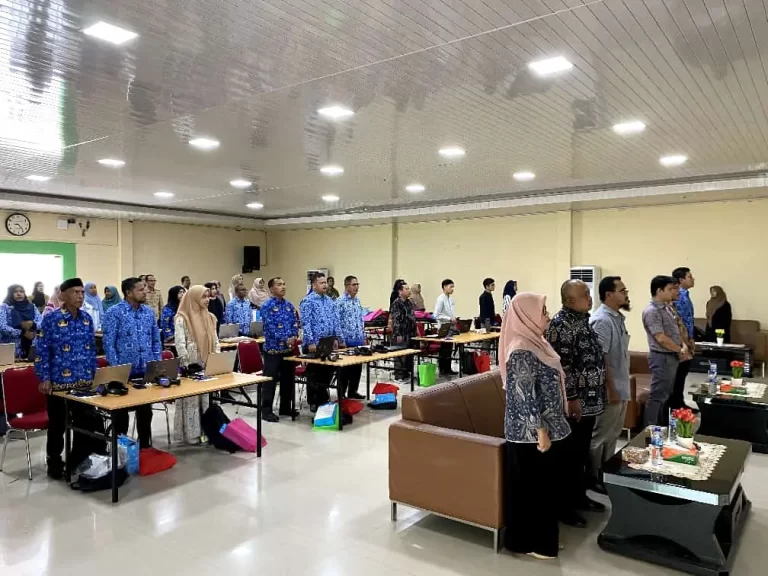 Menyanyikan lagu Indonesia Raya