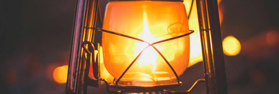 Foto oleh Vlad Bagacian: https://www.pexels.com/id-id/foto/foto-lampu-menyala-3163877/