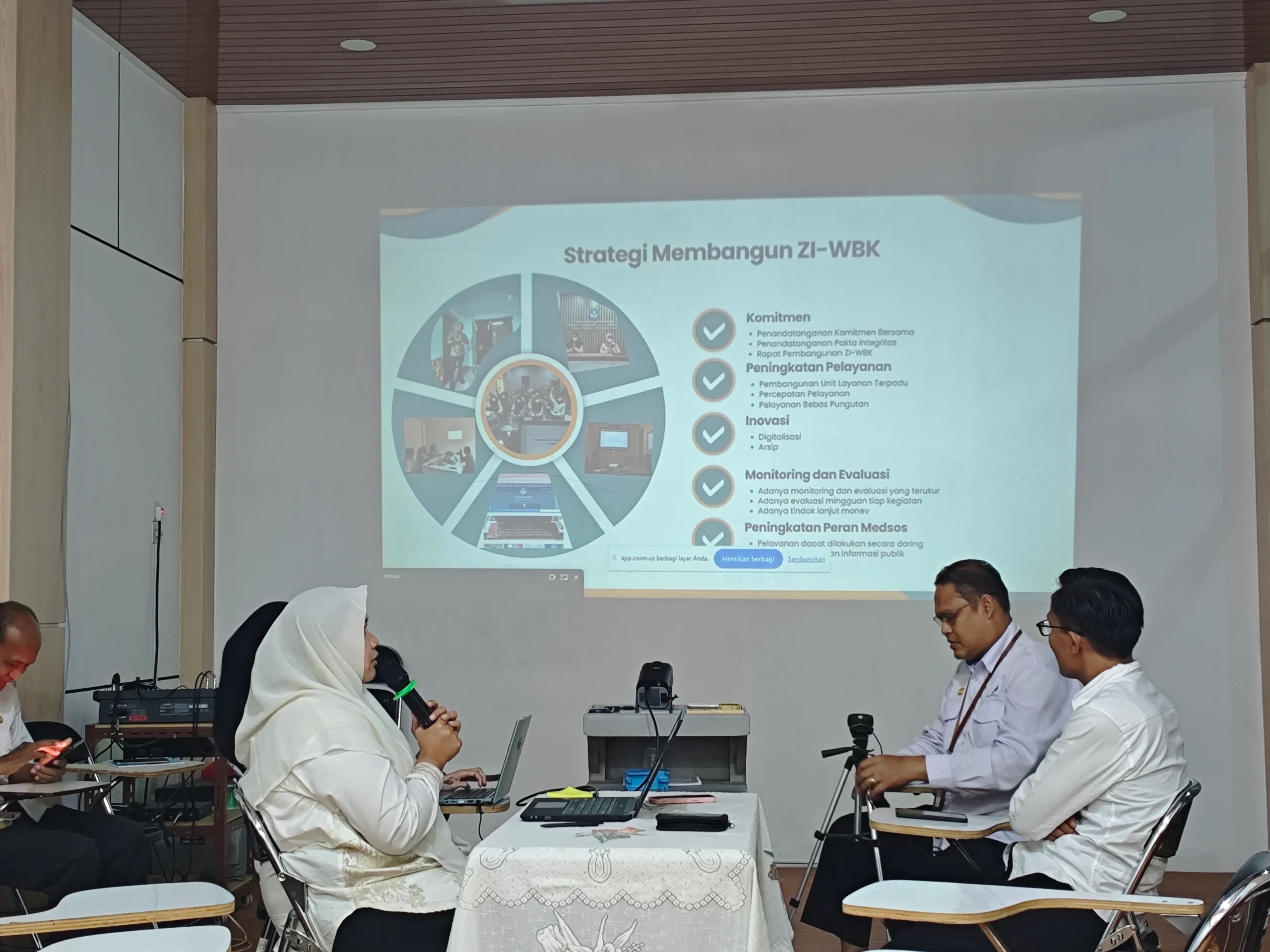 Foto orang sedang mengikuti Rapat ZI WBK