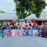 Foto bersama Guru Pendamping, Imuem Mukim, Ketua Komite, Kepala Sekolah, Sekretaris Dinas Pendidikan Kabupaten Bireun, Kasubbag Umum Balai Bahasa Provinsi Aceh, Anggota DPRK, dan Ketua GLS dengan para siswa penulis buku cerita anak