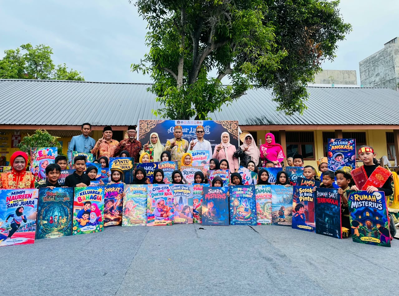 Foto bersama Guru Pendamping, Imuem Mukim, Ketua Komite, Kepala Sekolah, Sekretaris Dinas Pendidikan Kabupaten Bireun, Kasubbag Umum Balai Bahasa Provinsi Aceh, Anggota DPRK, dan Ketua GLS dengan para siswa penulis buku cerita anak